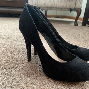 Black Pumps